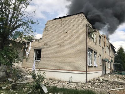Зруйновано дитсадок і ринок — росіяни 21 травня вдарили КАБами по Золочеву на Харківщині Зруйновано дитсадок і ринок — росіяни 21 травня вдарили КАБами по Золочеву на Харківщині