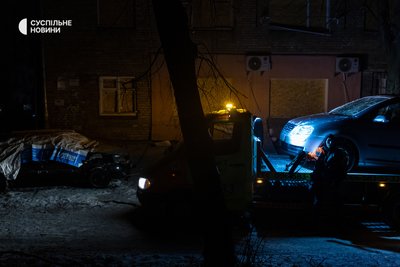 Евакуатор забирає побиті уламками безпілотника машини у Соломʼянському районі у Києві, 12 січня 2026 року Евакуатор забирає побиті уламками безпілотника машини у Соломʼянському районі у Києві, 12 січня 2026 року