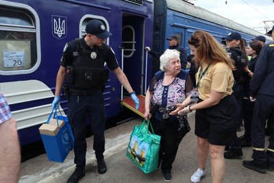 Прийняли 28 переселенців із Донеччини: на Рівненщину прибув 13 евакуаційний потяг Прийняли 28 переселенців із Донеччини: на Рівненщину прибув 13 евакуаційний потяг