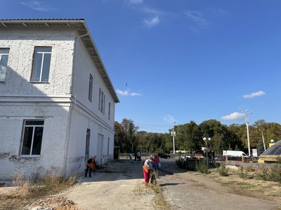 Біля згорілого будинку дворянського зібрання у Полтаві прибрали ще одну частину паркану Біля згорілого будинку дворянського зібрання у Полтаві прибрали ще одну частину паркану