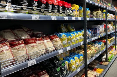 "Люди бояться, що не буде продуктів": чи є ажіотаж у магазинах Ізмаїла після перекриття траси Одеса-Рені через атаку РФ "Люди бояться, що не буде продуктів": чи є ажіотаж у магазинах Ізмаїла після перекриття траси Одеса-Рені через атаку РФ