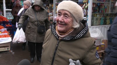 Що купують на "новорічний стіл": репортаж з продуктового ринку в Рівному Що купують на "новорічний стіл": репортаж з продуктового ринку в Рівному