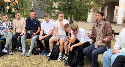 У ліцеї на Рівненщині у погожі дні проводять уроки на локаціях просто неба У ліцеї на Рівненщині у погожі дні проводять уроки на локаціях просто неба