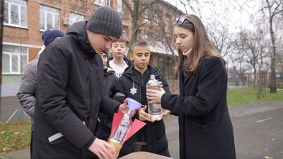 Злітають на 30 метрів: у черкаському ліцеї діти виготовляють макети ракет Злітають на 30 метрів: у черкаському ліцеї діти виготовляють макети ракет