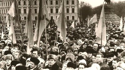 "Тоді це поєднання жовтого і блакитного – це був майже злочин": кропивничанка про "живий ланцюг" "Тоді це поєднання жовтого і блакитного – це був майже злочин": кропивничанка про "живий ланцюг"