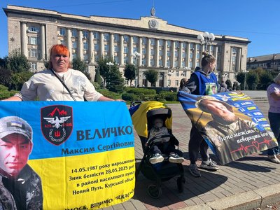 У Черкасах провели акцію на підтримку полонених та зниклих безвісти У Черкасах провели акцію на підтримку полонених та зниклих безвісти