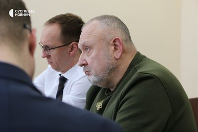 Колишній командир 125-ї бригади ТРО Артур Горбенко (праворуч) з адвокатом Станіславом Пилюком в Печерському суді Києва Колишній командир 125-ї бригади ТРО Артур Горбенко (праворуч) з адвокатом Станіславом Пилюком в Печерському суді Києва