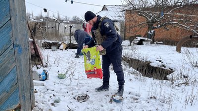 Олексій Харківський приніс корм покинутим у Білому Колодязі собакам