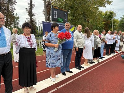 «Гірко» для 130 пар: у Кам'янці створили 410-метровий весільний рушник