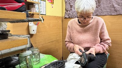 Любить свою роботу та не планує йти на пенсію. Кропивничанка 20 років ремонтує взуття Любить свою роботу та не планує йти на пенсію. Кропивничанка 20 років ремонтує взуття