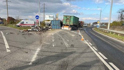 ДТП, аварія, перекинулась вантажівка, поліція