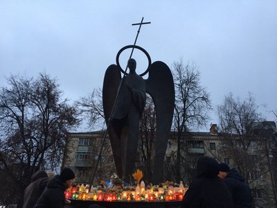Біля пам'ятника "Ангел скорботи" відбувся мітинг-реквієм, 22 листопада 2025 року, Хмельницький Біля пам'ятника "Ангел скорботи" відбувся мітинг-реквієм, 22 листопада 2025 року, Хмельницький