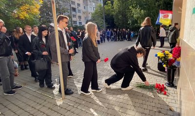 В Одеському ліцеї №89 встановили пам'ятну дошку загиблому військовому Віталію Синенку, який загинув під Бахмутом