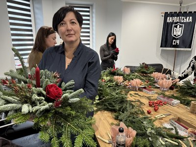 Арттерапевтичний захід "Flowers therapy" для дружин і матерів військових провели в Ужгороді Арттерапевтичний захід "Flowers therapy" для дружин і матерів військових провели в Ужгороді