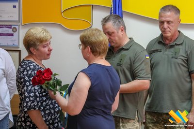 У Житомирі родинам загиблих військових передали державні нагороди У Житомирі родинам загиблих військових передали державні нагороди
