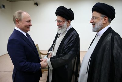 аятола Алі Хаменеї Путін президент Ірану Ібрагім Раїсі під час зустрічі в Тегерані 19 липня 2022 року аятола Алі Хаменеї Путін президент Ірану Ібрагім Раїсі під час зустрічі в Тегерані 19 липня 2022 року