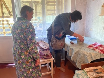 Соцпрацівниця привезла обід літній жінці, Покровськ. Фото: Покровська МВА Соцпрацівниця привезла обід літній жінці, Покровськ. Фото: Покровська МВА