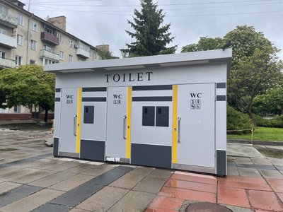 Монастир, туалет та стінопис: які рішення влади викликали дискусії на Рівненщині в 2025 році