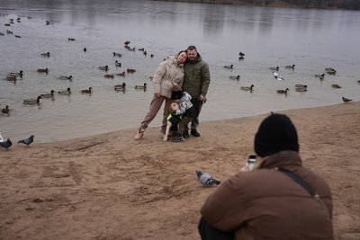 "Є такі, що їдять з рук, довіряють людям": на озері Чеха у Сумах нарахували 18 лебедів "Є такі, що їдять з рук, довіряють людям": на озері Чеха у Сумах нарахували 18 лебедів