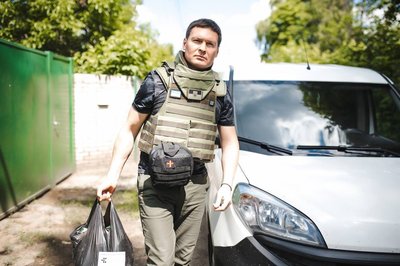 Народний депутат Євген Пивоваров роздає гуманітарну допомогу 1