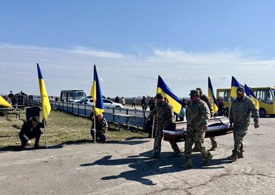 Отримав тяжкі поранення: на Черкащині в останню путь провели захисника Отримав тяжкі поранення: на Черкащині в останню путь провели захисника