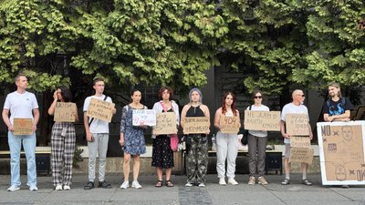 26 день: в Ужгороді відбулась мирна акція проти відставки міністра оборони Федорова 26 день: в Ужгороді відбулась мирна акція проти відставки міністра оборони Федорова