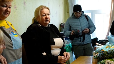 Волонтерки із США привезли допомогу для "Бабусиного батальйону" в Житомирі