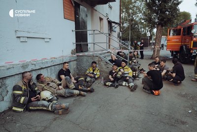 Втомлені рятувальники на місці обстрілу на Святошині 24 квітня 2025 року Втомлені рятувальники на місці обстрілу на Святошині 24 квітня 2025 року