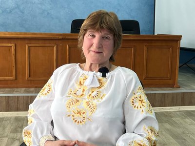 "Поки не закінчиться війна, я не покину волонтерство" — житомирянка плете маскувальні сітки для військових "Поки не закінчиться війна, я не покину волонтерство" — житомирянка плете маскувальні сітки для військових
