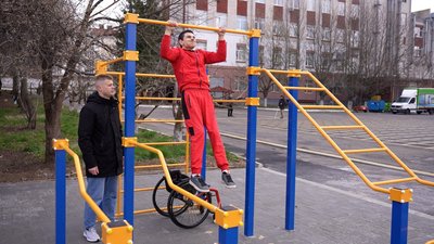 "Хотіли зробити його максимально доступним": у Вінниці облаштували майданчик, адаптований під людей на кріслах колісних "Хотіли зробити його максимально доступним": у Вінниці облаштували майданчик, адаптований під людей на кріслах колісних