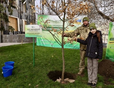 Демобілізований лісівник та дитина садять мільярдне дерево в Ізюмі Демобілізований лісівник та дитина садять мільярдне дерево в Ізюмі