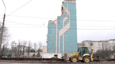 зруйнований будинок, багатоповерхівка на Стуса зруйнований будинок, багатоповерхівка на Стуса