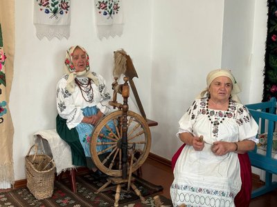 «Бовсунівським бабусям» — 20 років: як колектив зберігає автентичні пісні Житомирського Полісся