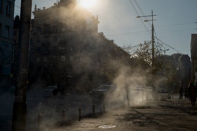 У Києві прорвало тепломережу: вулиці затягнув густий пар від гарячої води У Києві прорвало тепломережу: вулиці затягнув густий пар від гарячої води