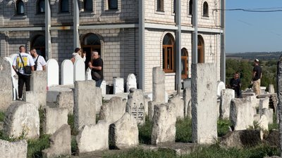 Хасиди відвідують могилу Баал-Шем-Това на Хмельниччині дорогою до Умані Хасиди відвідують могилу Баал-Шем-Това на Хмельниччині дорогою до Умані