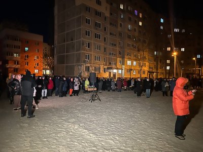 У Дніпрі біля будинку на Перемозі, в який влучила ракета РФ, вшановують памʼять загиблих У Дніпрі біля будинку на Перемозі, в який влучила ракета РФ, вшановують памʼять загиблих