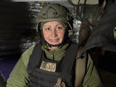 «Шила форму та паяла деталі для дронів». Як мати звільненого з полону оборонця Маріуполя стала військовою «Шила форму та паяла деталі для дронів». Як мати звільненого з полону оборонця Маріуполя стала військовою