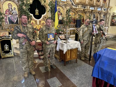 На війні загинув батько двох дітей: у Полтаві попрощалися із сержантом Дмитром Хачіяном На війні загинув батько двох дітей: у Полтаві попрощалися із сержантом Дмитром Хачіяном