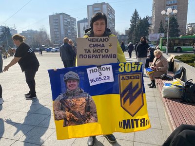"Він боровся за мене, а я — за нього": у Черкасах відбулась акція "Не мовчи — полон вбиває" "Він боровся за мене, а я — за нього": у Черкасах відбулась акція "Не мовчи — полон вбиває"