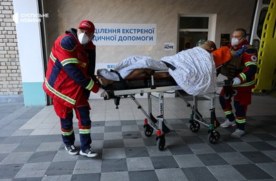 Бригада медиків швидкої привезла хворого пацієнта в Центр екстреної медичної допомоги у Херсоні 19 листопада 2024 року Бригада медиків швидкої привезла хворого пацієнта в Центр екстреної медичної допомоги у Херсоні 19 листопада 2024 року