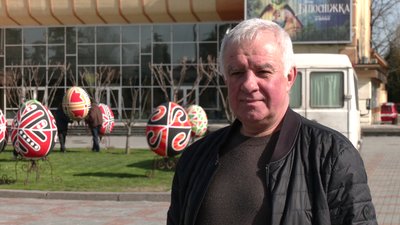 Писанковий сад встановили на центральному майдані Рівного