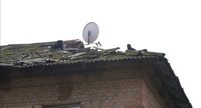 Дірки закривають плівкою. Чому в Дніпрі у пошкоджених через ракетну атаку будинках не можуть відремонтувати покрівлі Дірки закривають плівкою. Чому в Дніпрі у пошкоджених через ракетну атаку будинках не можуть відремонтувати покрівлі