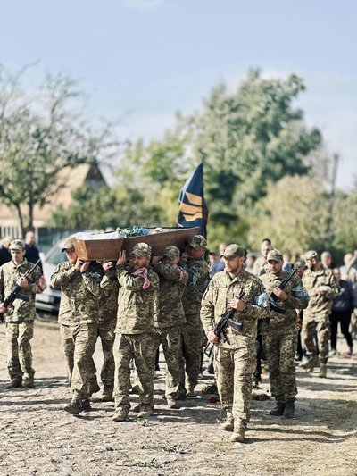 Загинув на Луганщині: на Черкащині попрощалися з 28-річним воїном Загинув на Луганщині: на Черкащині попрощалися з 28-річним воїном