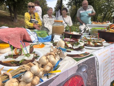 "Варили з любов'ю": у селі на Черкащині провели фестиваль борщу "Варили з любов'ю": у селі на Черкащині провели фестиваль борщу