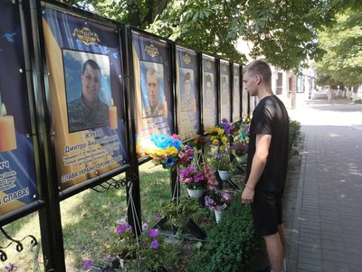Вічна пам’ять героям: в Олександрівці на Кіровоградщині на Алеї пам’яті загиблих розмістили 71 світлину Вічна пам’ять героям: в Олександрівці на Кіровоградщині на Алеї пам’яті загиблих розмістили 71 світлину