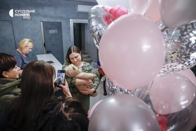 Рідні, друзі та колеги забирають Настю та її доньку з пологового додому Рідні, друзі та колеги забирають Настю та її доньку з пологового додому