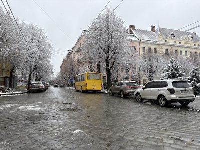 Працюють на центральних вулицях: як комунальники у Чернівцях посипають дороги від снігу Працюють на центральних вулицях: як комунальники у Чернівцях посипають дороги від снігу