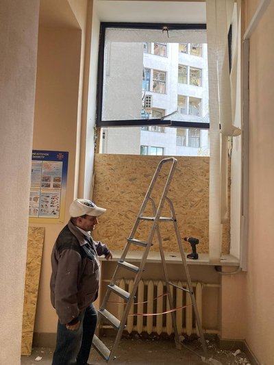 У Держпромі працюють над закриттям вибитих внаслідок авіаудару вікон У Держпромі працюють над закриттям вибитих внаслідок авіаудару вікон