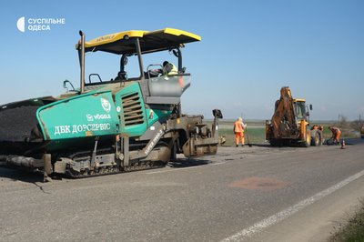 Латають ями на трасах: на автошляхах Одещини триває ремонт дорожнього покриття після зими Латають ями на трасах: на автошляхах Одещини триває ремонт дорожнього покриття після зими