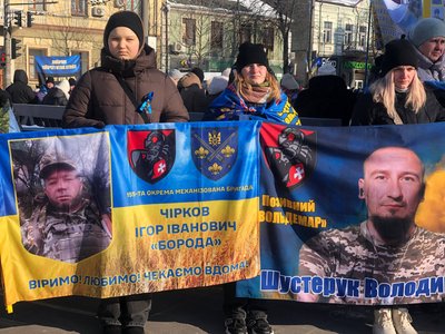Декілька сотень людей підняли стяги: мирний мітинг на підтримку безвісти зниклих та полонених військових у Рівному Декілька сотень людей підняли стяги: мирний мітинг на підтримку безвісти зниклих та полонених військових у Рівному